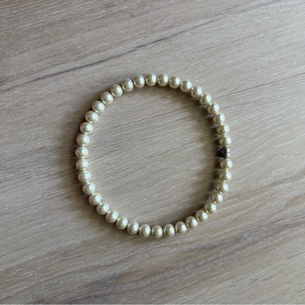 This classic pearl choker necklace features a magnetic silver clasp